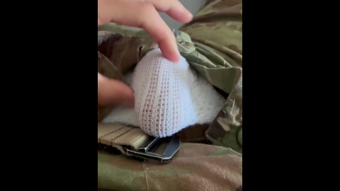 solider d’armée se branle en short et tout en portant une sangle en jock sous son uniforme militaire