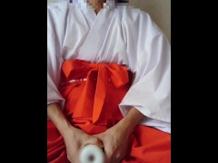 巫女さんに女装してオナホールでオナニー