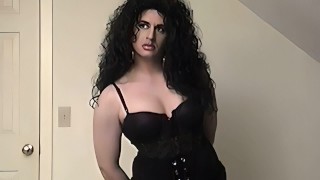 Maria levantou meu crossdresser sexy de ano mais novo com grandes lábios