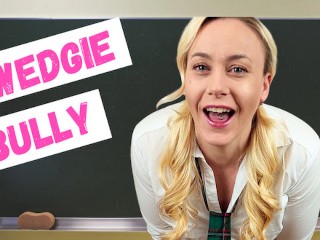 Wedgie Bully!学校で人気のある女の子にいじめられる