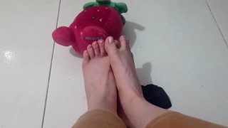FETISH PLAYING WITH A FOOT STRAWBERRY
