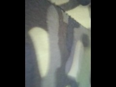 Éjaculation hermaphrodite sur l'uniforme militaire