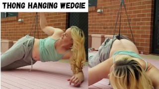 Tanga colgando wedgie divertido video rubia milf