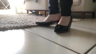 Tici_feet tici feet ticifeet Прогуливаюсь по дому, пока кто-то шпионит за мной в скарпине