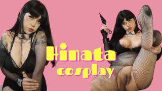 Chica en cosplay de Hinata Hyūga se toca el coño y se masturba ante la webcam