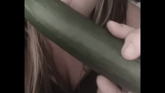 她无法在吃零食和喂她的阴部吃零食之间做出决定。她两者兼而有之