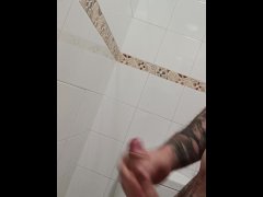 Enorme corrida en el baño