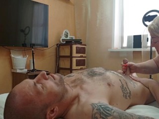 Massage Des Pieds et Des Fesses Terminé Par Une Masturbation Du Pénis Avec éjaculation Vue 2