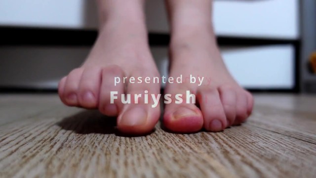 игра ногами от милашки Furiyssh