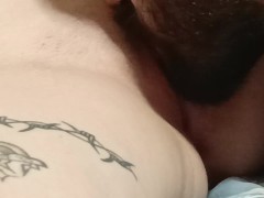 Бородатый нежно лижет киску до оргазма - Screenshot 5 of 16 - Tattoo Girl