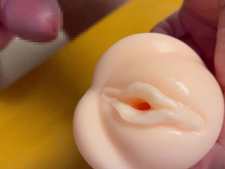 【個人撮影】　潮吹き　おしっこ　お漏らし　初体験　日本人　素人　オナニー　オナホで高速ピストン擬似立ちSEX　Hentai Japanese Splash Masturbation.