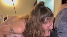 Questa prostituta mi sta facendo pagare di più ora! Fottuta inflazione! Firma tutto il giorno e poi vuole di più!