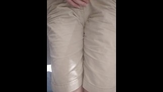 Meine Hose nass machen, während ich unter der Dusche kniete