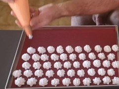 Cicci77 dopo aver fatto sborrare Pedro per raggiungere i 135 grammi di sperma prepara un super lotto