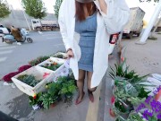 Preview 3 of [Seduce] I squatted down and spread my legs to seduce the flower seller.