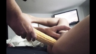 Soccer Mom prend l’insertion d’un petit épi de maïs pour jouir