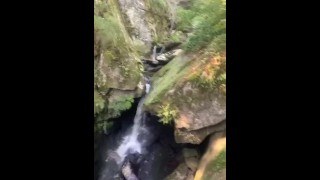 私のガールフレンドは、オーストリアの素晴らしい風景のハイキング中にフェラチオで私を驚かせました