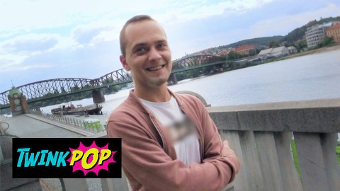 TWINKPOP - Turista falido está disposto a fazer qualquer coisa para transformar essa viagem Into as melhores férias de todos os tempos