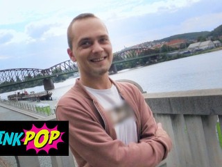 TWINKPOP - Broke Tourist 愿意做任何事情将这次旅行变成有史以来最好的假期