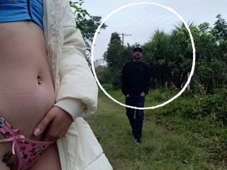 Frau Masturbiert Im Park Und Beobachtet, Wie Männer Vorbeikommen.