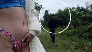 Esposa se masturba en el parque viendo pasar a los hombres.