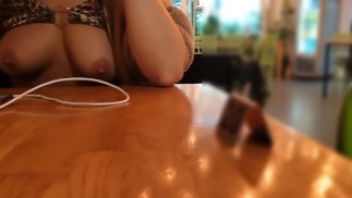 przyłapana w restauracji z wyciągniętymi cyckami