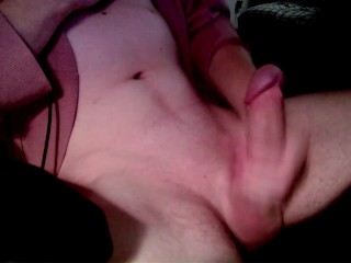 Красавчик дрочит свой большой член