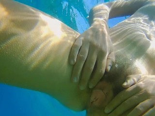 Onderwater PLASSEN En NAKED Zwemmen Op Nudistenstrand