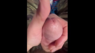 Il soldato dell'esercito perde enormi quantità di precum mentre si masturba e spara un carico cremoso in uniforme