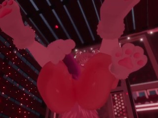 猫女孩玩她的新玩具，直到她的阴户湿透