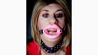 Кляп с открытым ртом и брекеты фетиш с участием Alexandra Braces