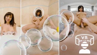 PORNO VIRTUAL - El tiempo de baño con Busty Sasha Pearl conduce a la inevitable #POV