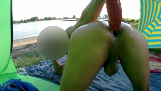 magere kont, anaal plezier op het strand met grote dildo