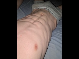 Twink 与巨大的鸡巴玩弄他的隆起