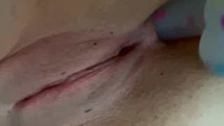 Une jeune femme sexy essaie l’anal