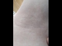 あなたに汚くて臭い脇の匂いを嗅がせようとするドS変態日本人女性。