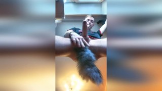 Twink schattige homo FoxYaoi masturbeert met anale vossenstaart