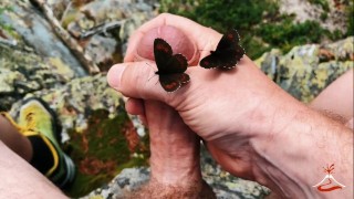 Outdoor-Masturbation und Cumshot - Schmetterlinge sind live dabei
