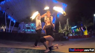 Любительская пара смотрит огненное шоу и занимается горячим сексом по возвращении в отель
