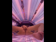 Morena Cachonda se masturba en el solarium🥵