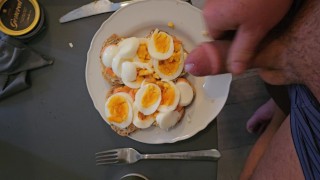 Sperme sur les œufs petit déjeuner préféré