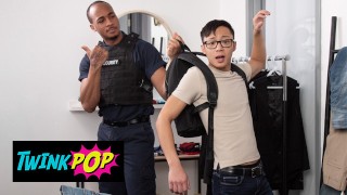 TWINKPOP - Security Guy Trent King vervangt Dane Jaxson's buttplug Toy door zijn grote lul