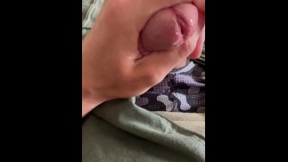 Возбужденный солдат армии США дрочит в своей казарме в униформе, стреляя хорошей сливочной порцией соуса!