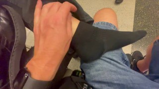 Shoeplay in calzini neri e mocassini sul treno