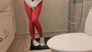 Orino en mis pantalones rojos de yoga y calcetines blancos