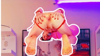 Sissy Femboy Spreizt Arsch WEIT OFFEN für den Dienst in BDSM-Bondage-Ausrüstung