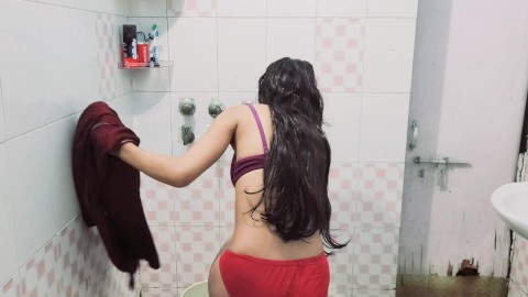 Jongere stiefzus baden naakt Desi Village meisje badkamer video