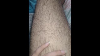 Massageando minha perna peluda