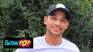 TWINKPOP - Il tizio arrapato trova un ragazzo sexy e gli offre soldi per il suo culo stretto e sodo