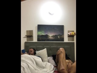 Трахаю пальцами мою мокрую киску в комнате отчима